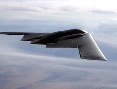 N.G B-2 Spirit: Το γνωστό «Stealth Bomber» έχει σχεδιαστεί να διεισδύει σε πυκνές αντιαεροπορικές άμυνες (βίντεο)